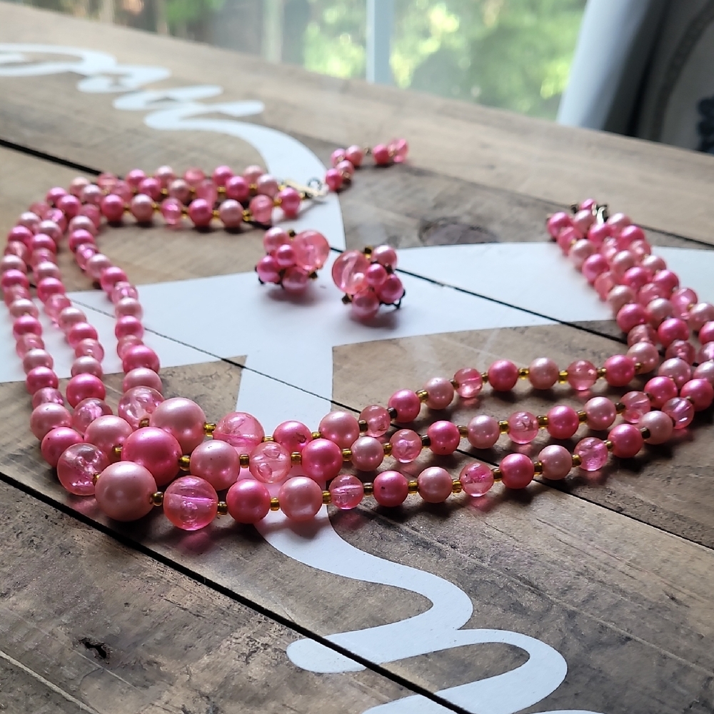 1980s Vintage Elegant Pink Beaded Necklace and Earring Set